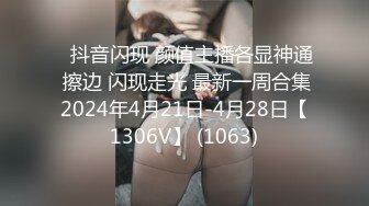 诱人姐妹花两女的诱惑，床上的激情第三人拍摄，露脸床上舌吻舔奶舔逼玩奶子，看着真刺激浪荡的呻吟秒硬